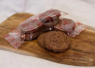 Preview: Palets Bretons mit Schokoladensplittern auf rustikalem Holztisch